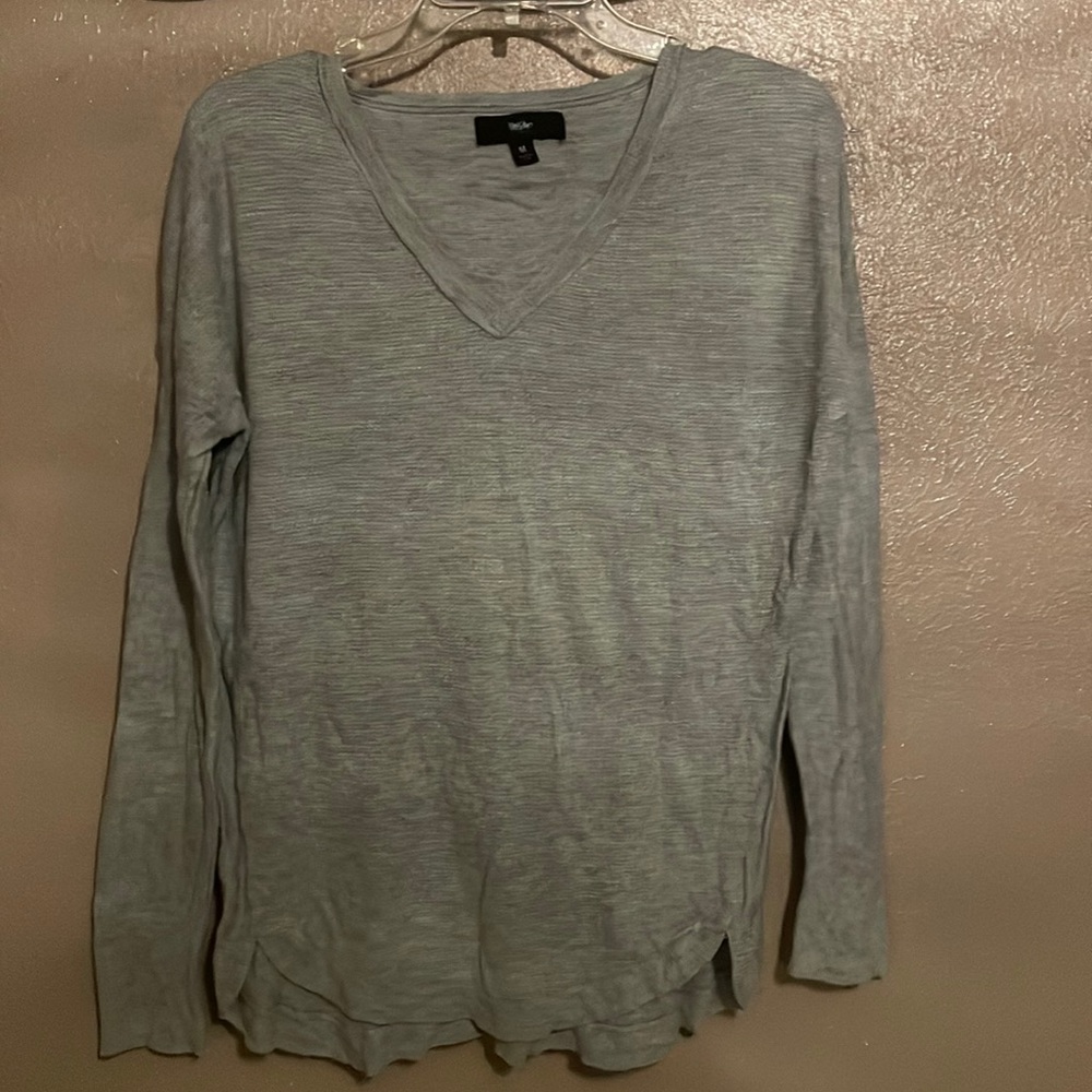 Gray mossimo vneck sweater
